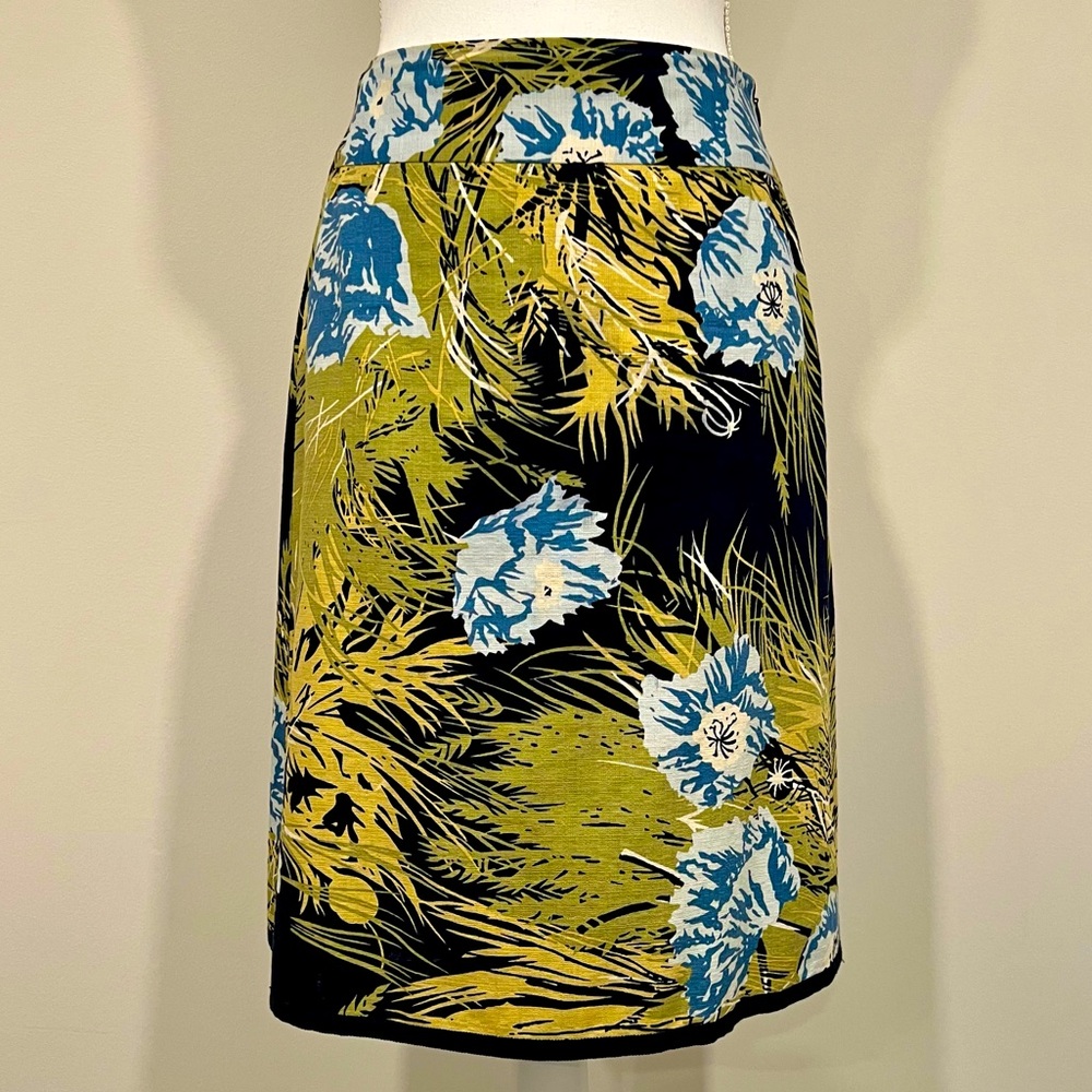 Ann Taylor lined navy print skirt. Size 0.